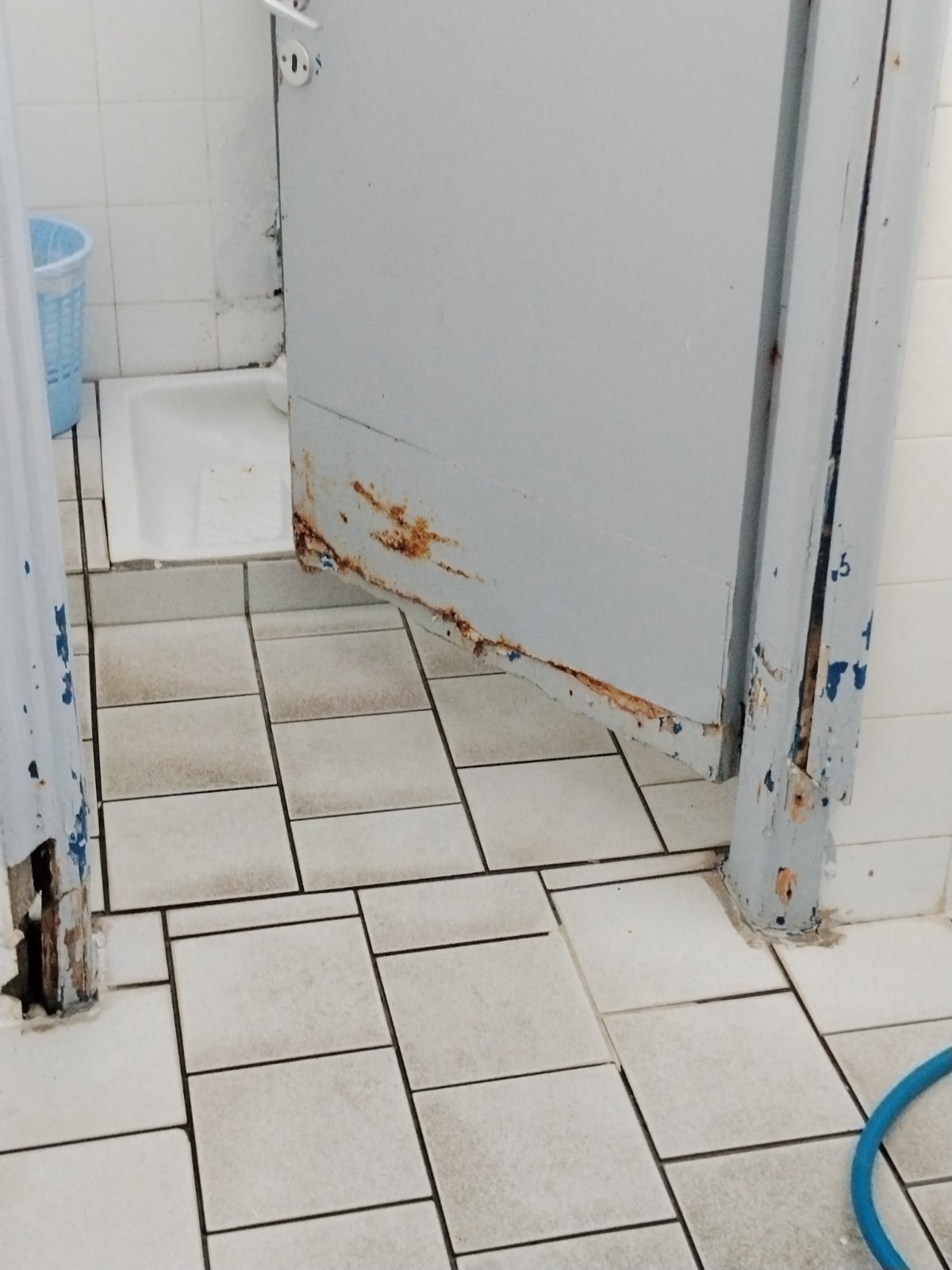 τουαλέτες βρώμικες 